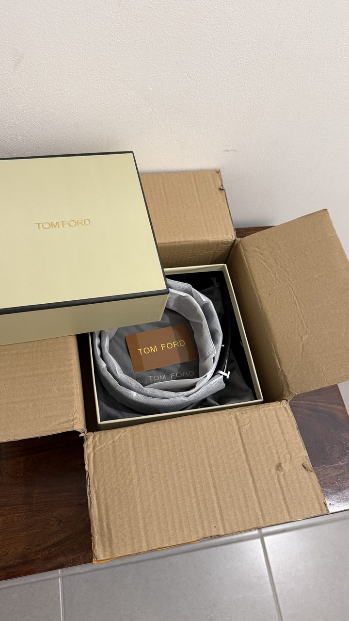 Avis client - boite Tom Ford ouverte avec dust bag et carte d'authenticite